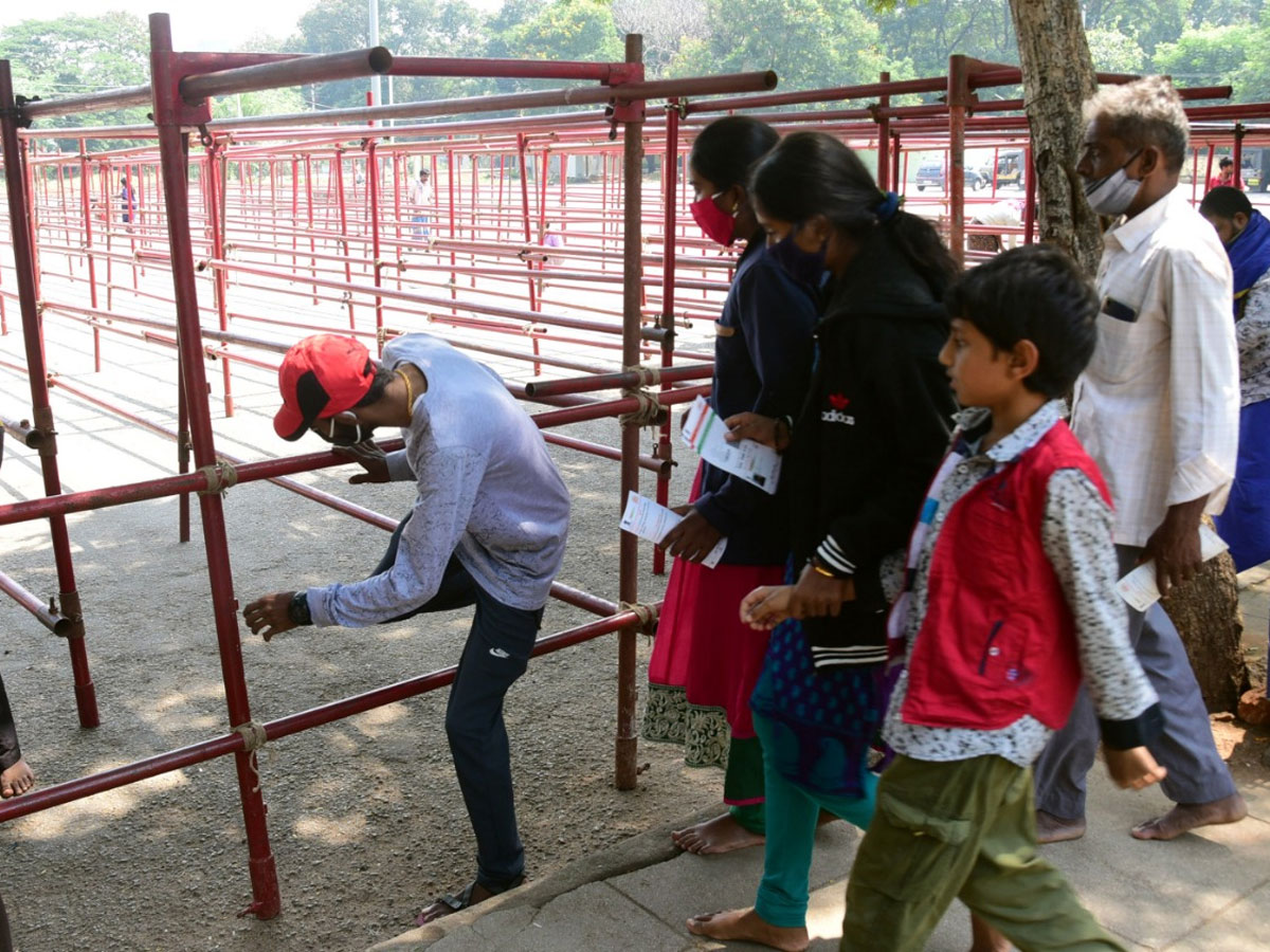 Heavy Devotees Crowd In Tirumala Temple Photo Gallery - Sakshi11