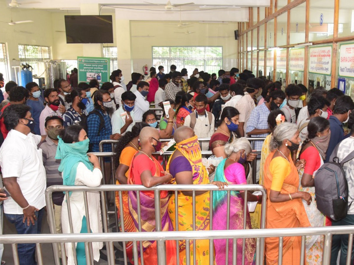 Heavy Devotees Crowd In Tirumala Temple Photo Gallery - Sakshi3