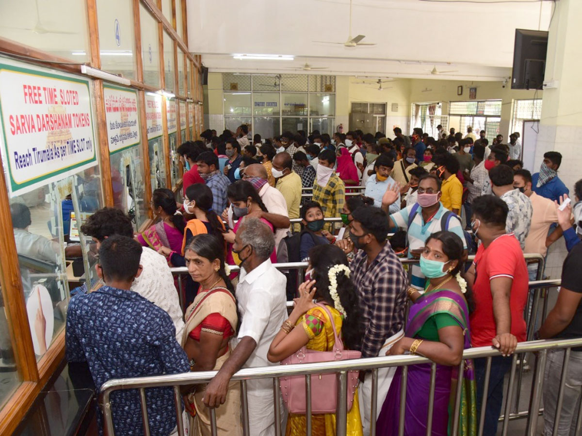 Heavy Devotees Crowd In Tirumala Temple Photo Gallery - Sakshi4