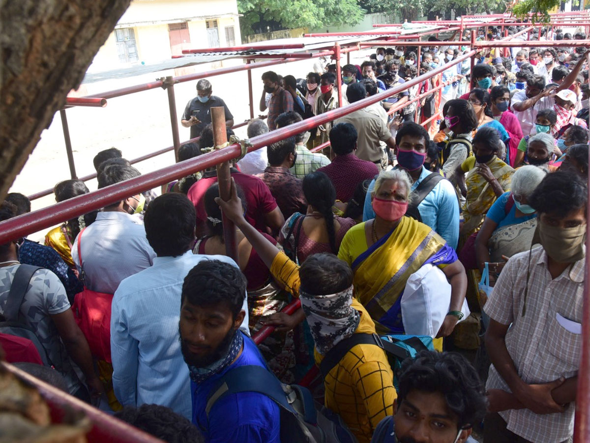 Heavy Devotees Crowd In Tirumala Temple Photo Gallery - Sakshi5