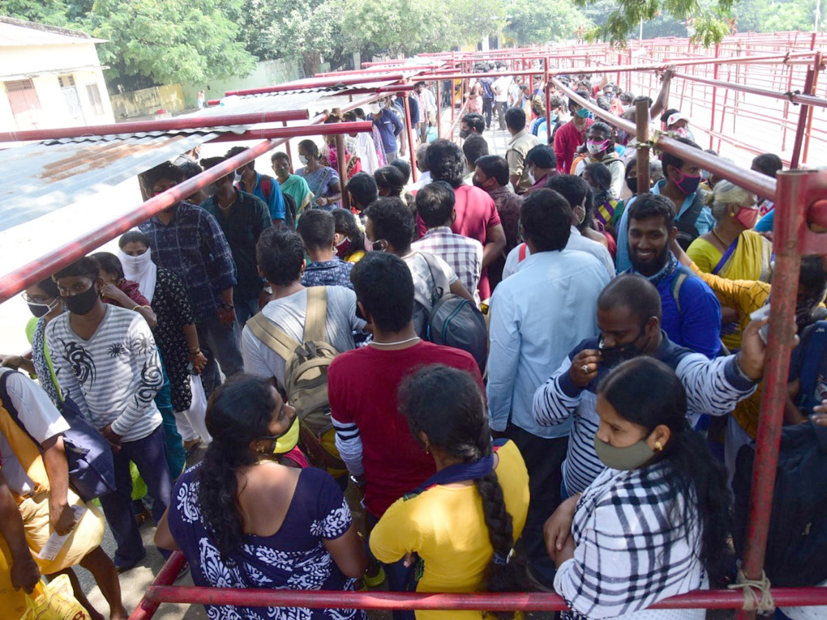 Heavy Devotees Crowd In Tirumala Temple Photo Gallery - Sakshi6