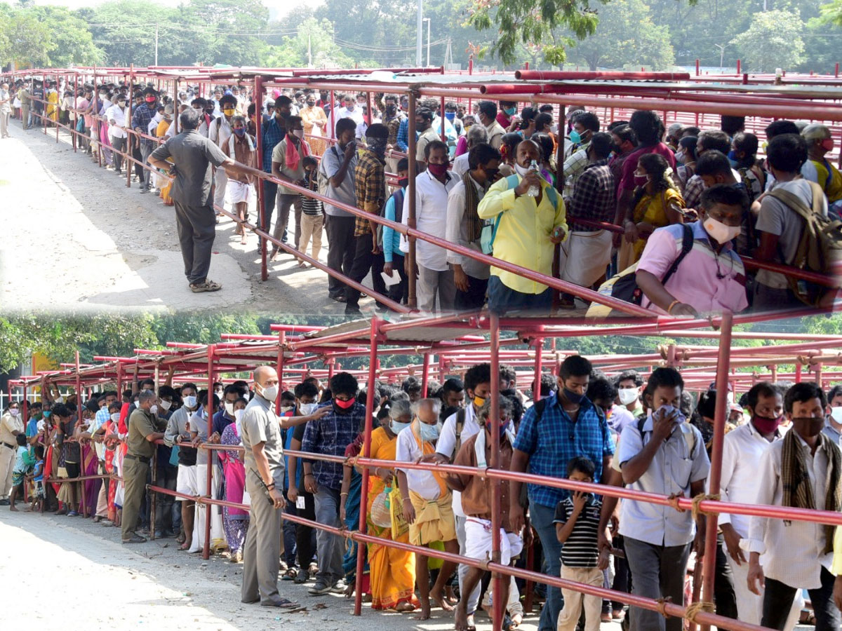 Heavy Devotees Crowd In Tirumala Temple Photo Gallery - Sakshi1