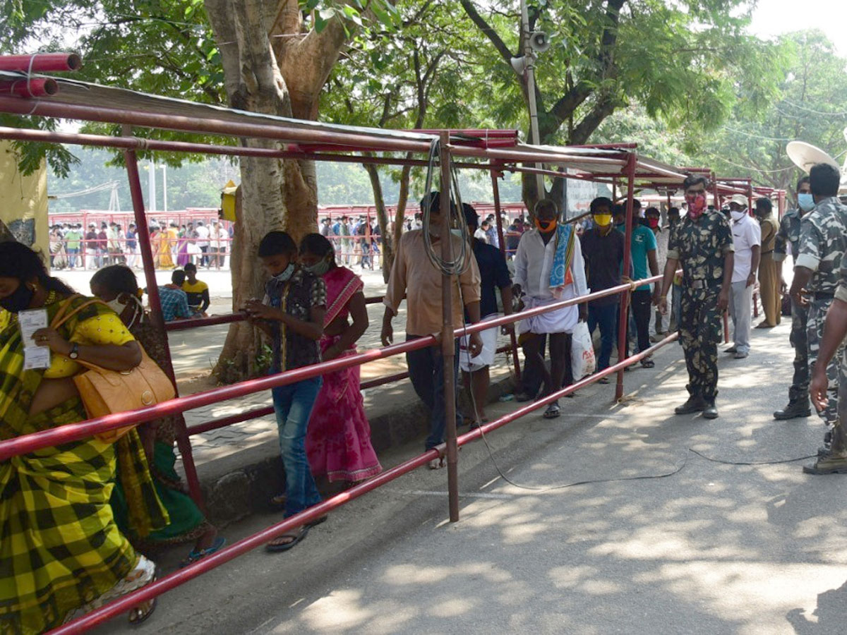 Heavy Devotees Crowd In Tirumala Temple Photo Gallery - Sakshi7