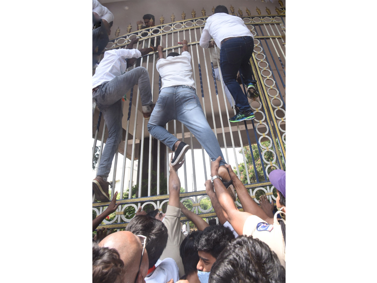 Students protest at JNTU Hyderabad Photo Gallery - Sakshi2