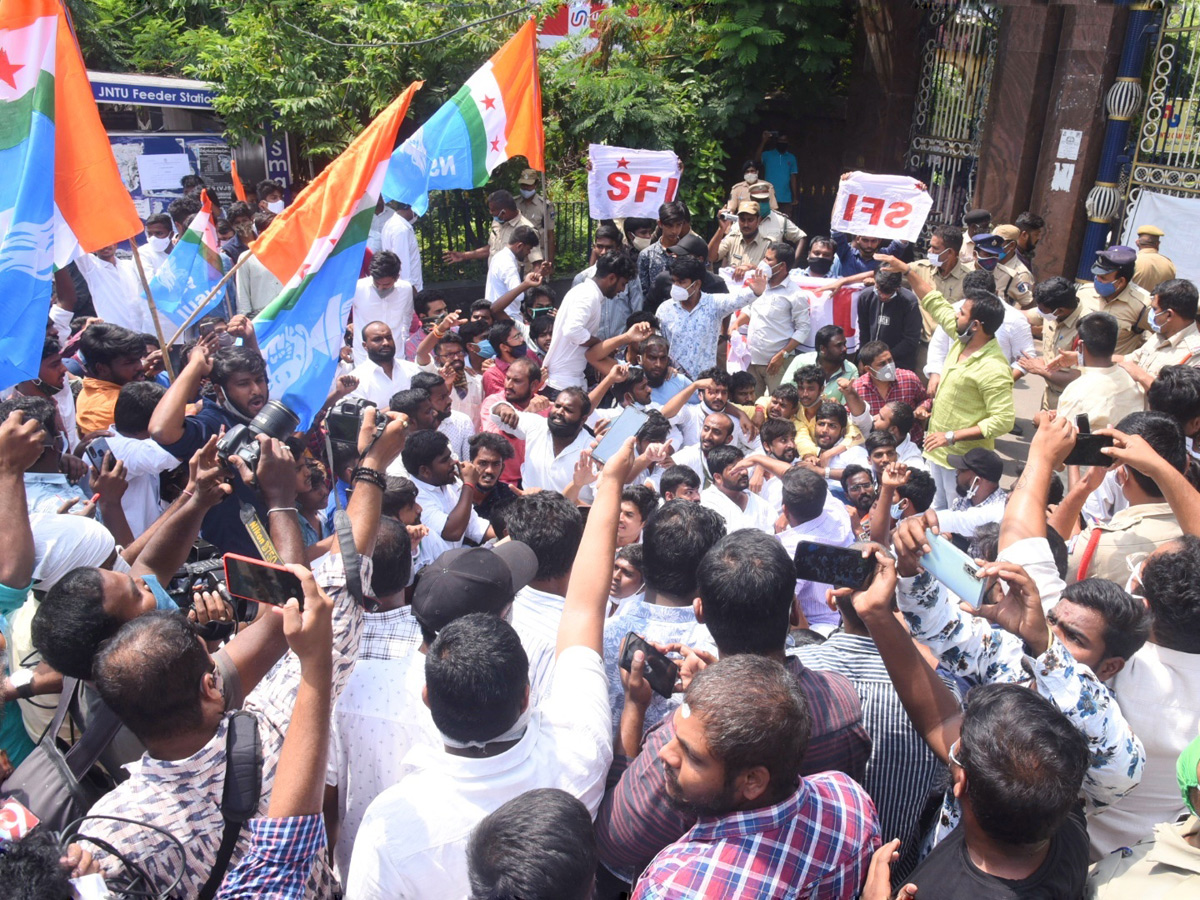 Students protest at JNTU Hyderabad Photo Gallery - Sakshi10