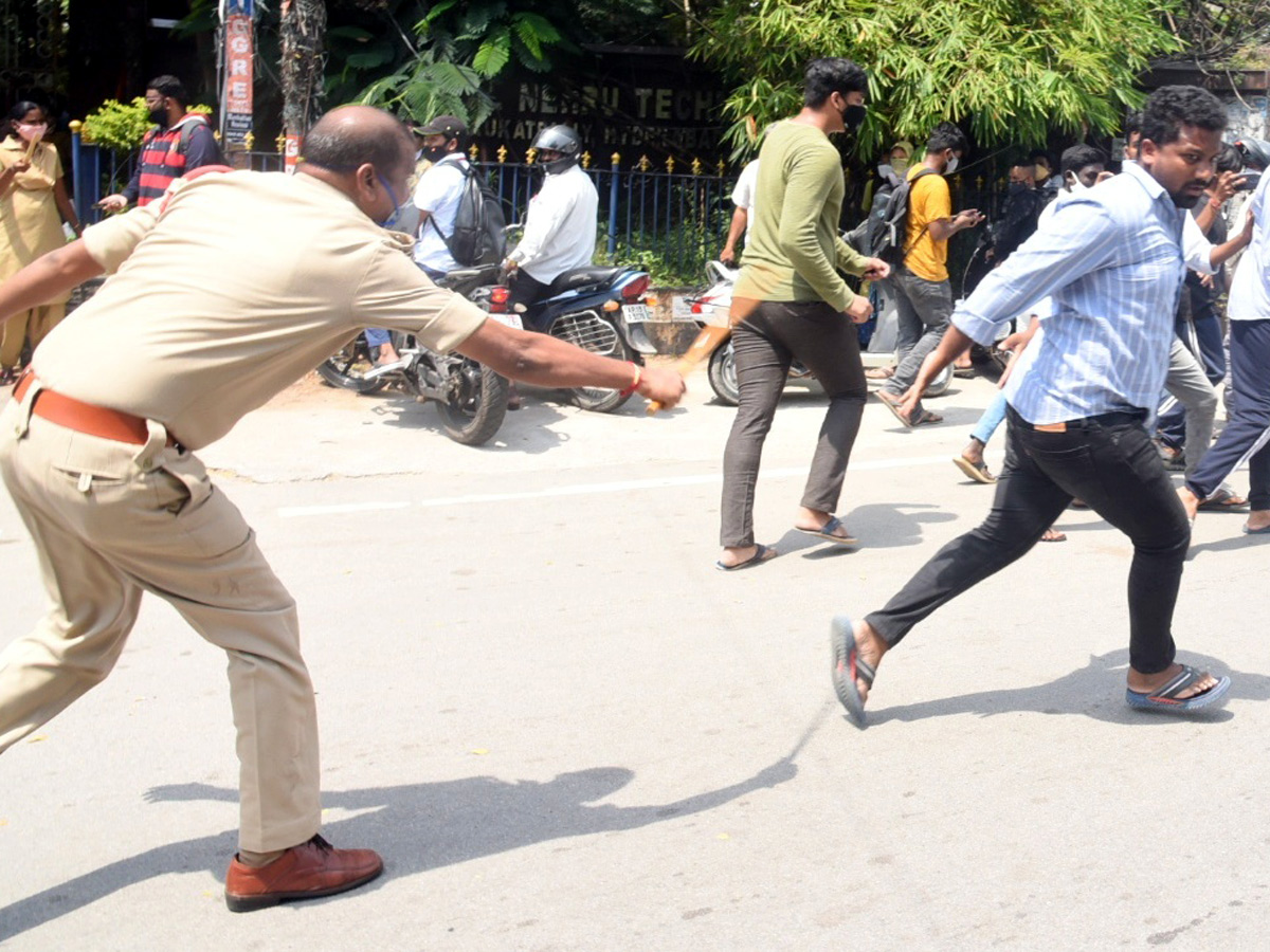 Students protest at JNTU Hyderabad Photo Gallery - Sakshi4