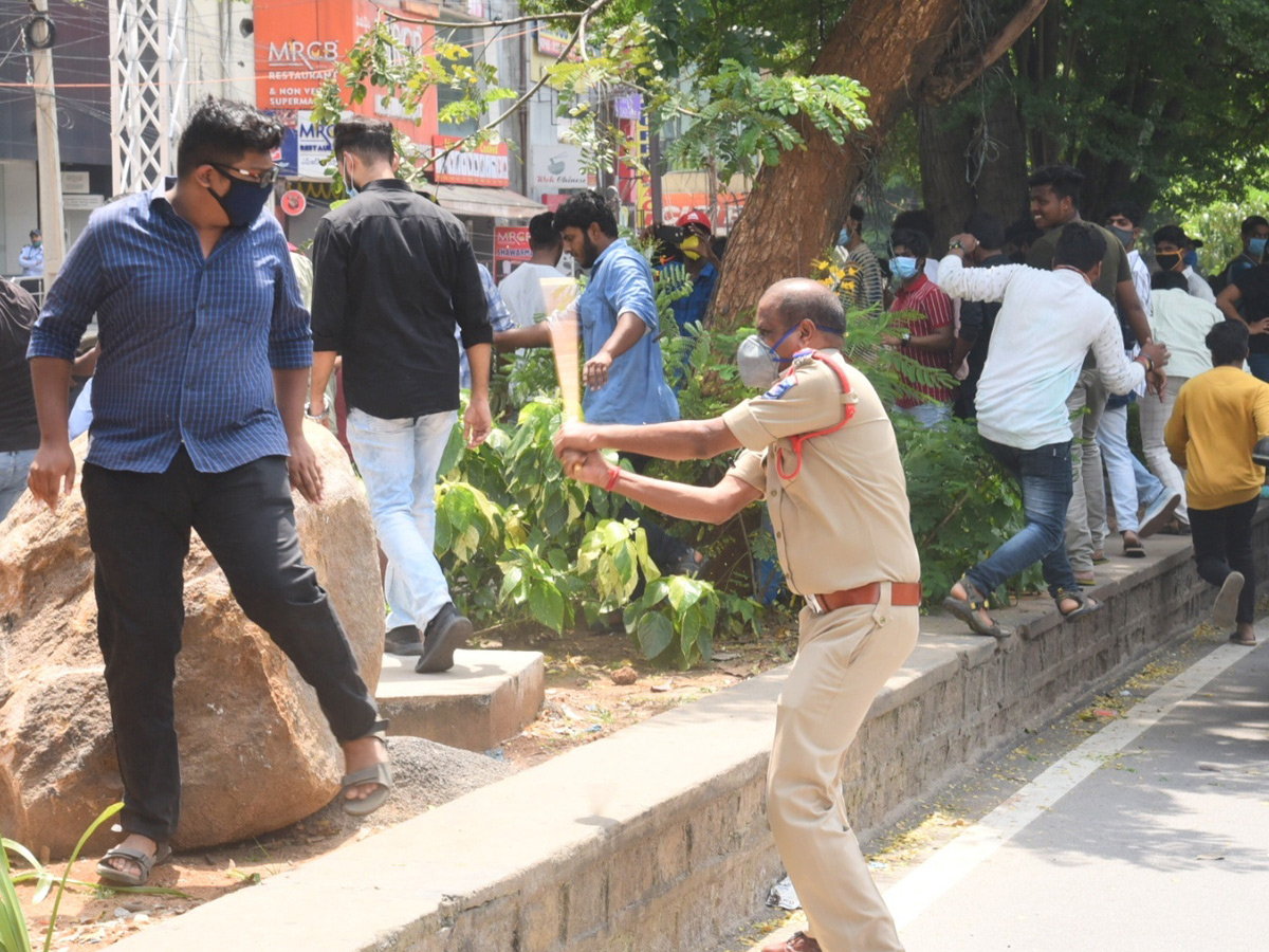 Students protest at JNTU Hyderabad Photo Gallery - Sakshi5