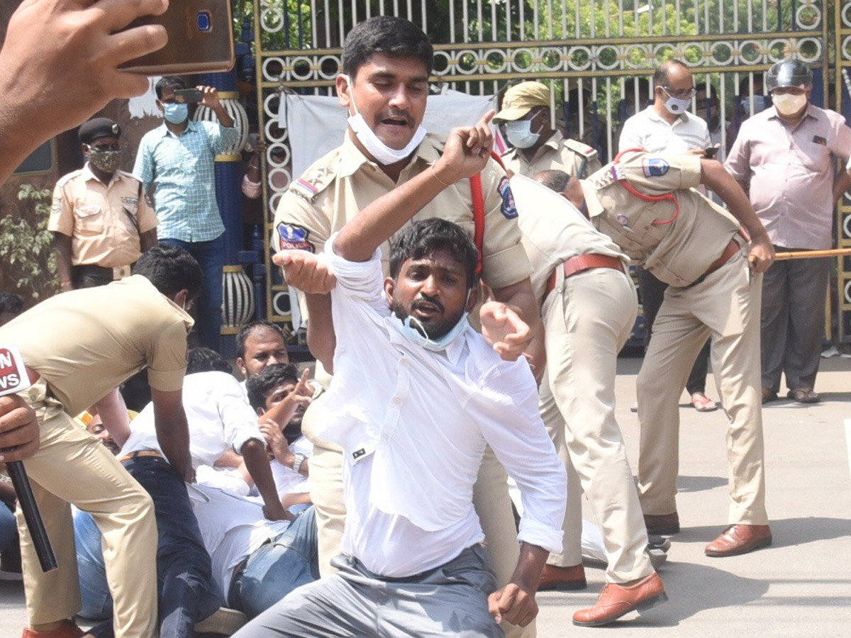 Students protest at JNTU Hyderabad Photo Gallery - Sakshi6