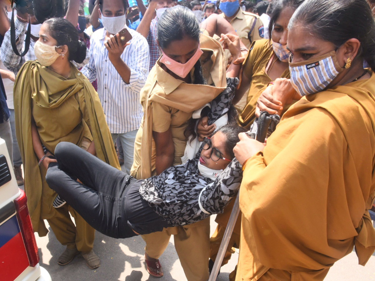 Students protest at JNTU Hyderabad Photo Gallery - Sakshi7