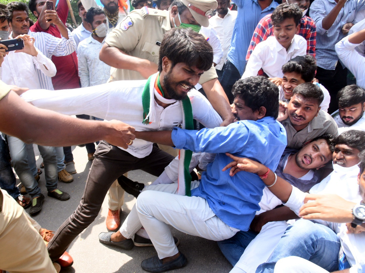 Students protest at JNTU Hyderabad Photo Gallery - Sakshi1