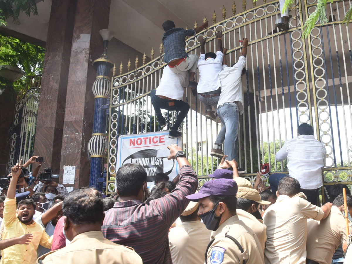 Students protest at JNTU Hyderabad Photo Gallery - Sakshi8