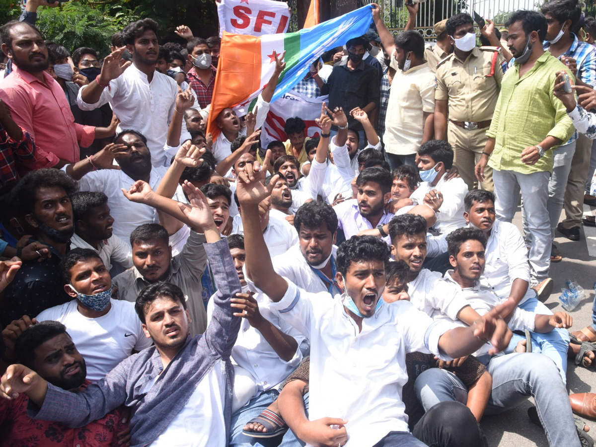 Students protest at JNTU Hyderabad Photo Gallery - Sakshi9