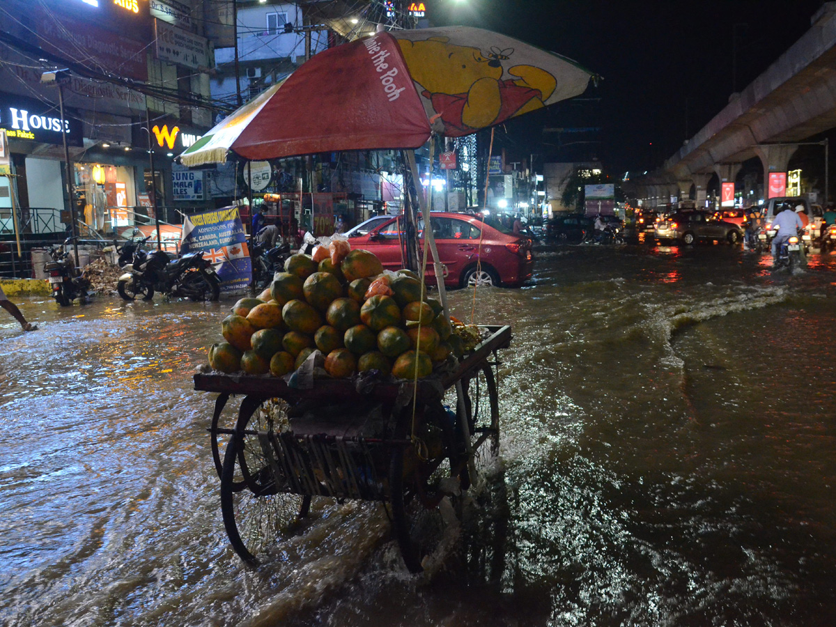 Heavy rains lash parts of Hyderabad Photo Gallery - Sakshi11