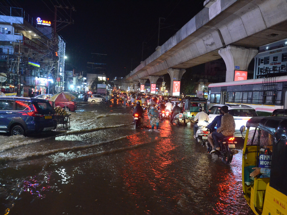 Heavy rains lash parts of Hyderabad Photo Gallery - Sakshi12