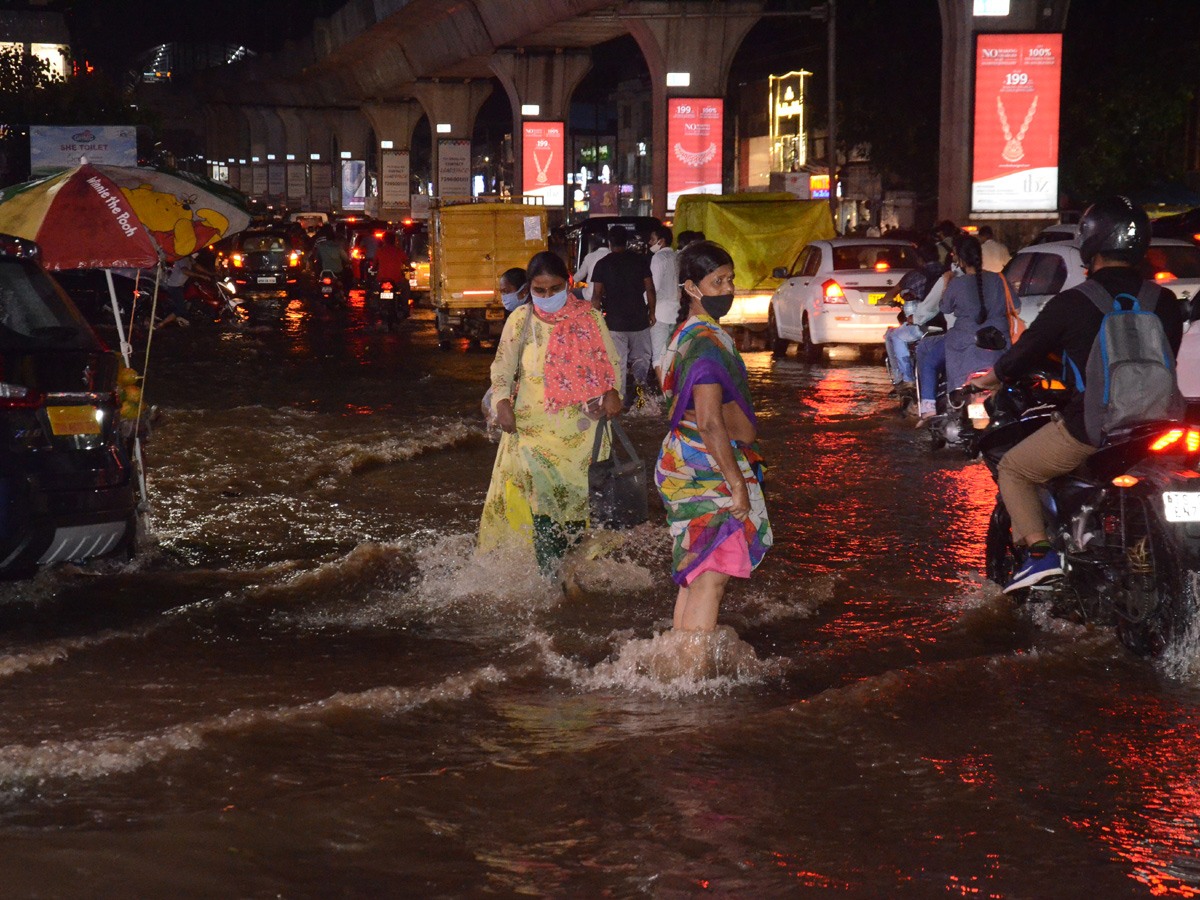 Heavy rains lash parts of Hyderabad Photo Gallery - Sakshi13