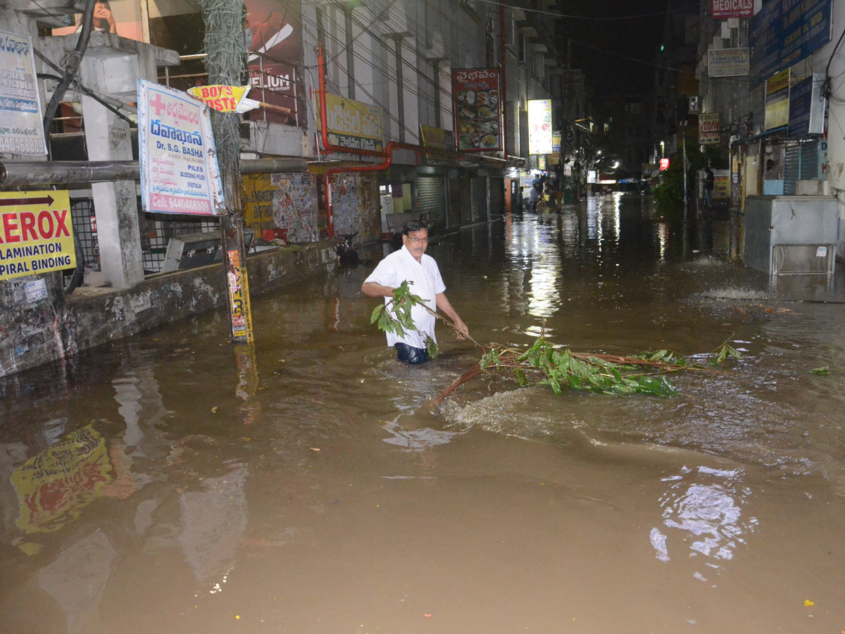 Heavy rains lash parts of Hyderabad Photo Gallery - Sakshi14