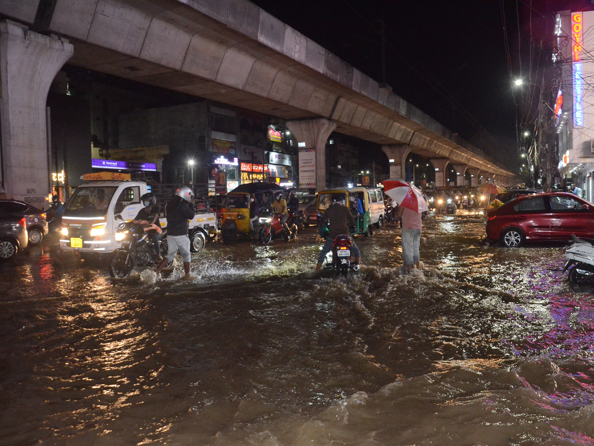 Heavy rains lash parts of Hyderabad Photo Gallery - Sakshi15