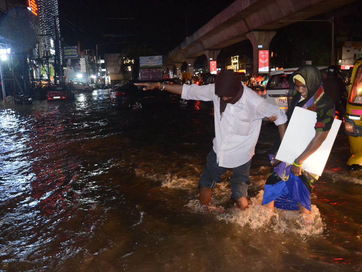 Heavy rains lash parts of Hyderabad Photo Gallery - Sakshi16