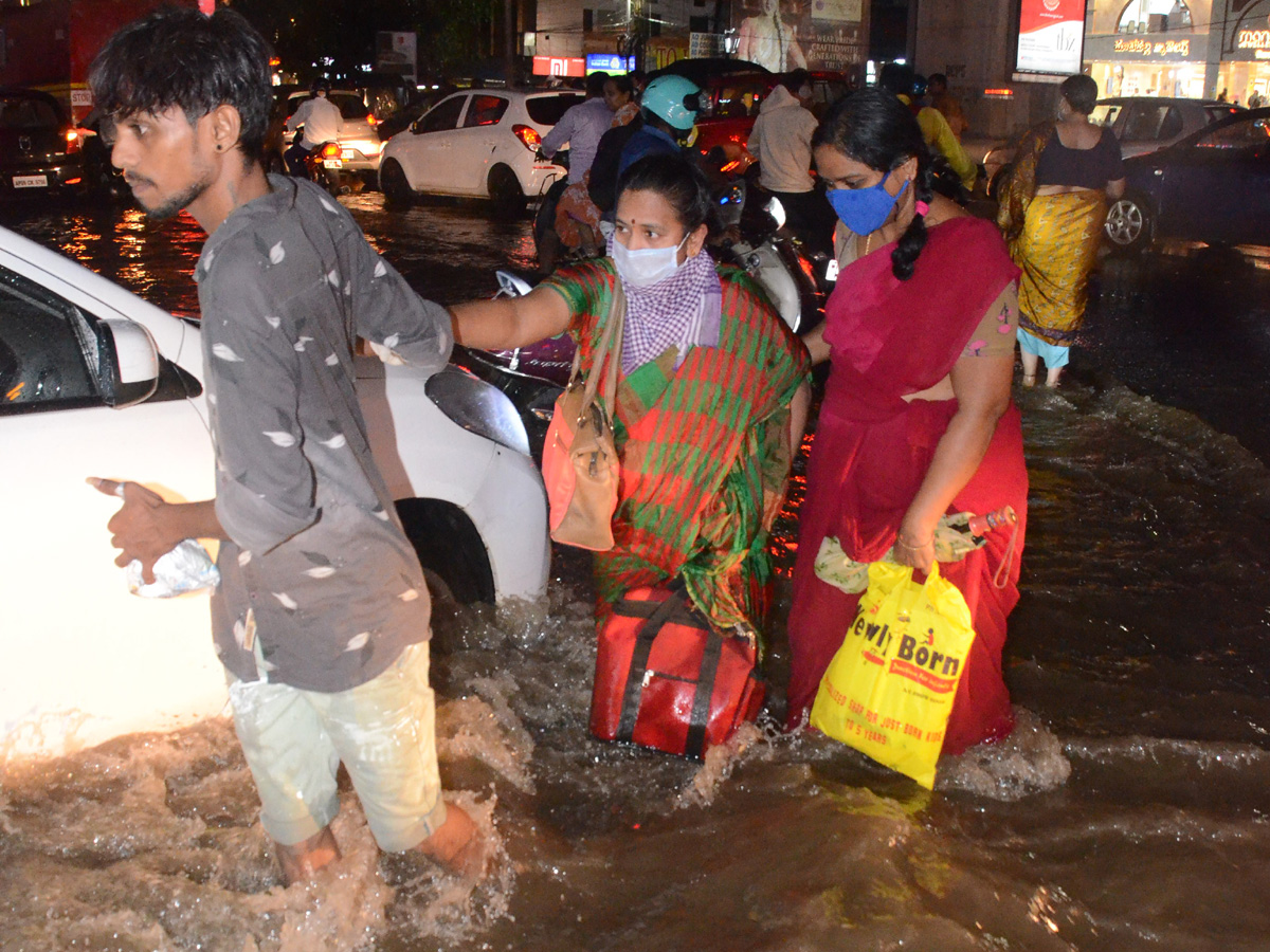 Heavy rains lash parts of Hyderabad Photo Gallery - Sakshi17