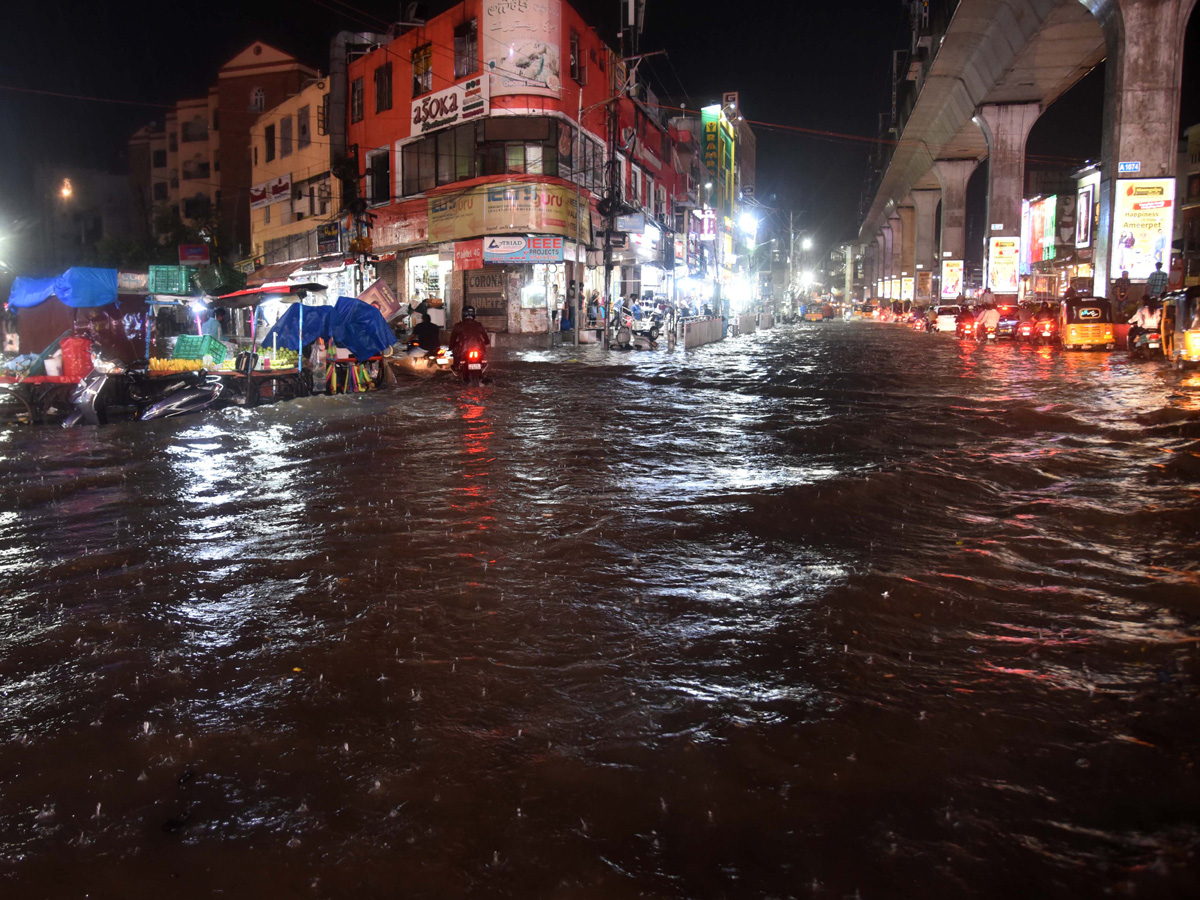 Heavy rains lash parts of Hyderabad Photo Gallery - Sakshi18