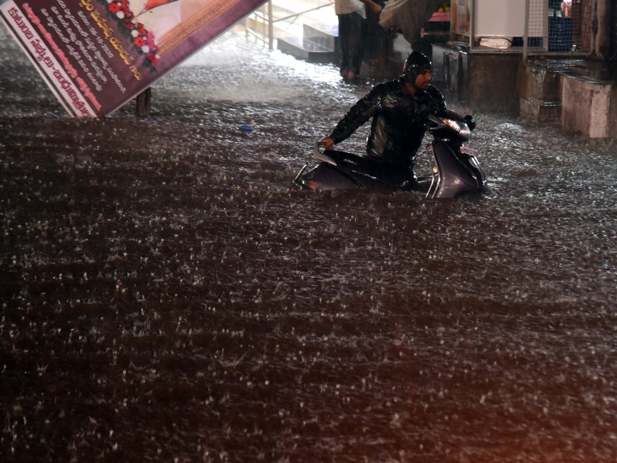 Heavy rains lash parts of Hyderabad Photo Gallery - Sakshi19