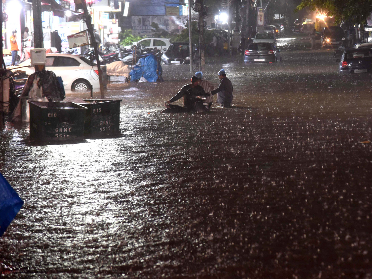 Heavy rains lash parts of Hyderabad Photo Gallery - Sakshi20