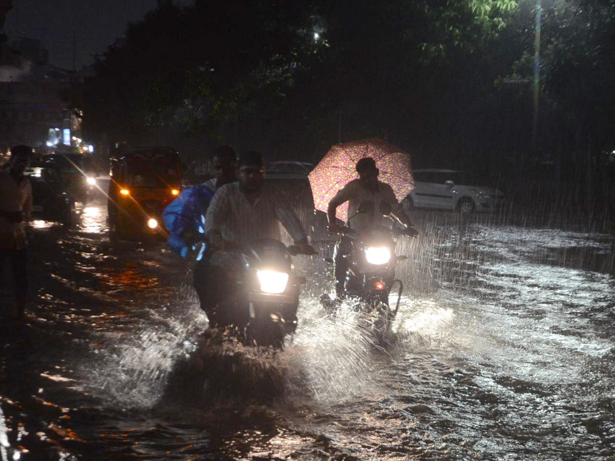 Heavy rains lash parts of Hyderabad Photo Gallery - Sakshi2