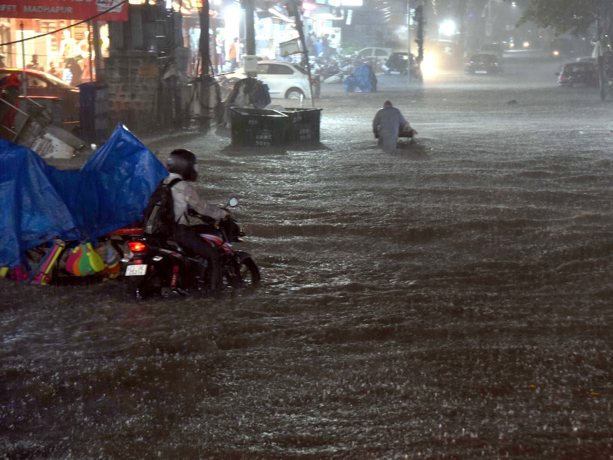 Heavy rains lash parts of Hyderabad Photo Gallery - Sakshi21