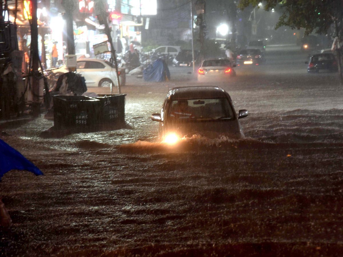 Heavy rains lash parts of Hyderabad Photo Gallery - Sakshi1