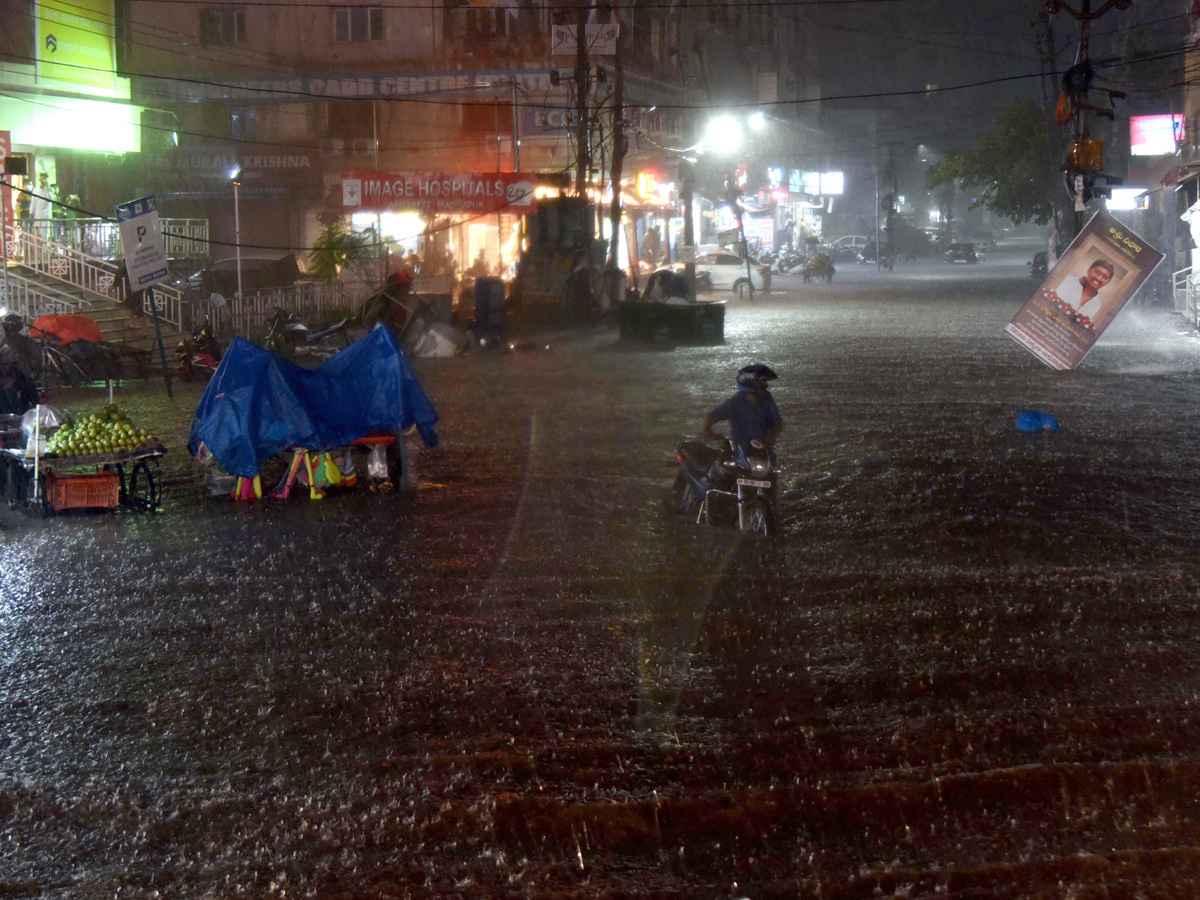 Heavy rains lash parts of Hyderabad Photo Gallery - Sakshi22