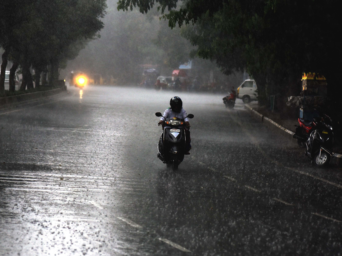 Heavy rains lash parts of Hyderabad Photo Gallery - Sakshi23