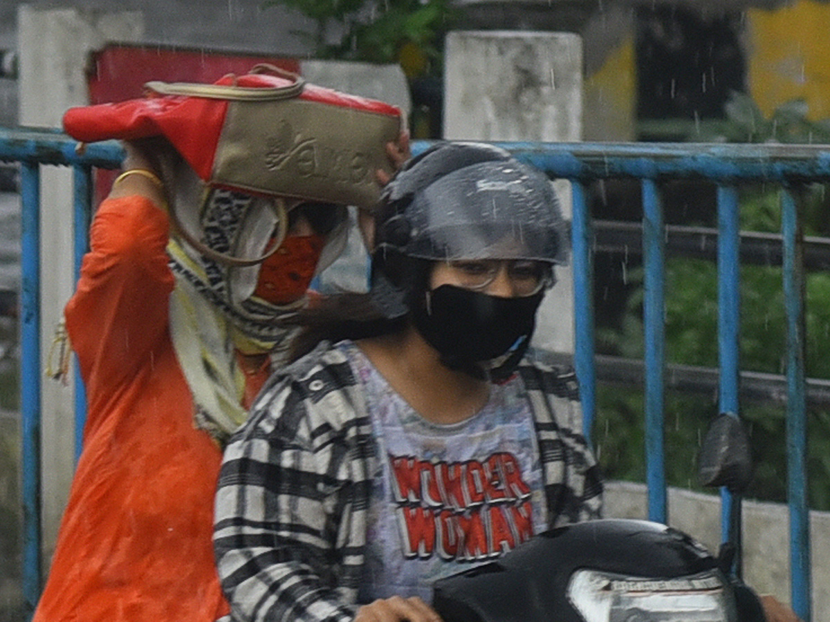 Heavy rains lash parts of Hyderabad Photo Gallery - Sakshi24