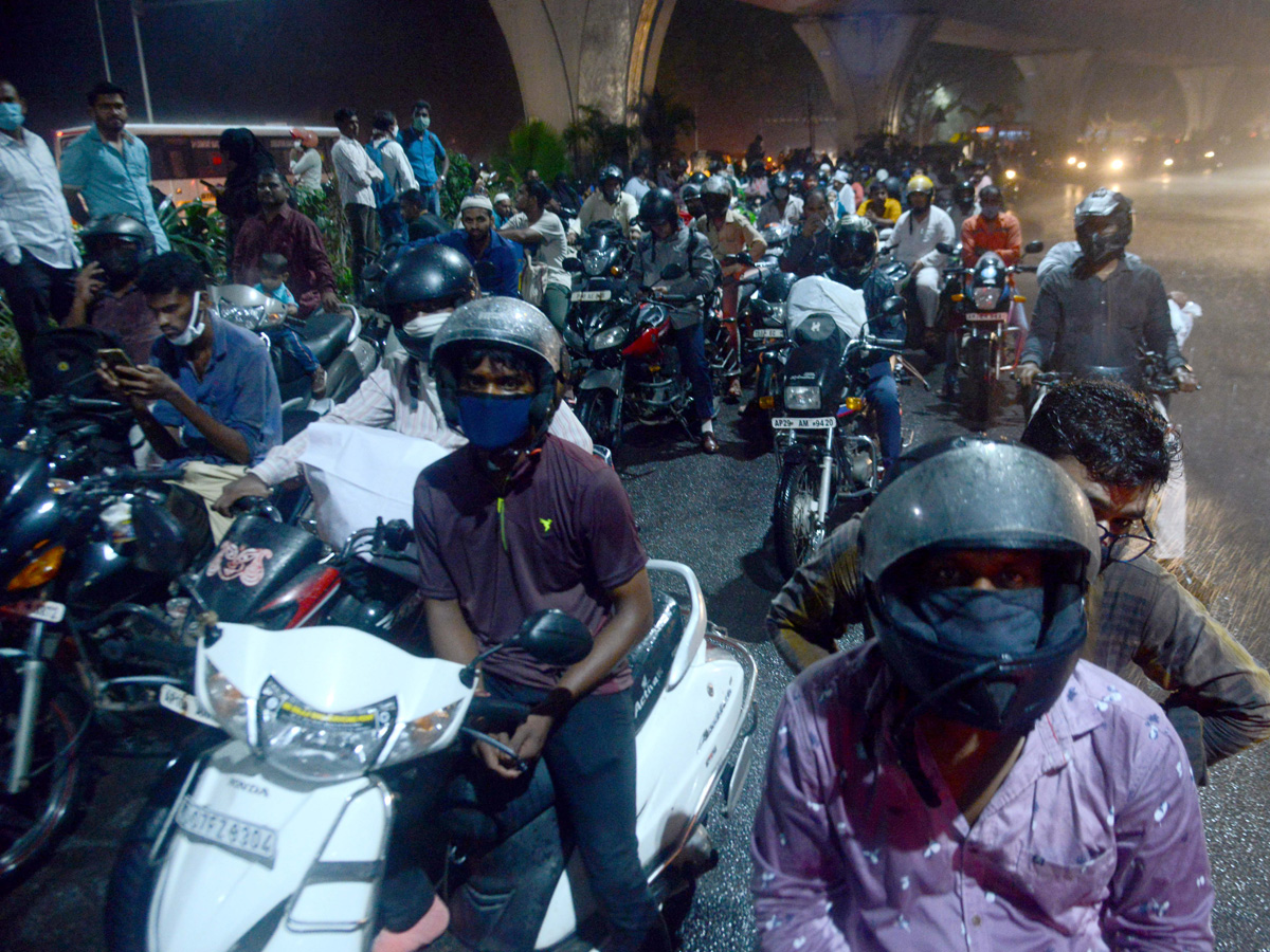 Heavy rains lash parts of Hyderabad Photo Gallery - Sakshi25