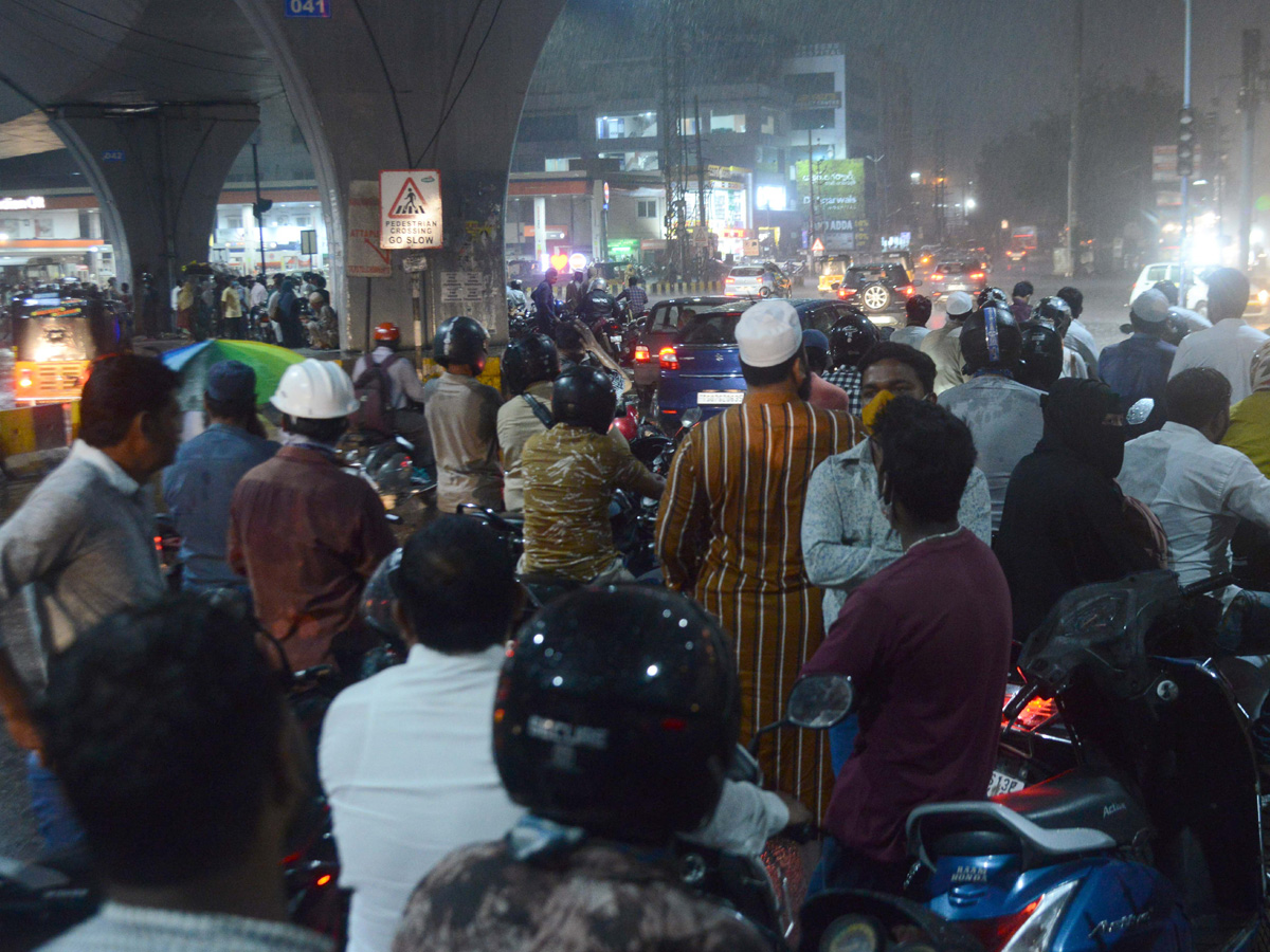 Heavy rains lash parts of Hyderabad Photo Gallery - Sakshi26