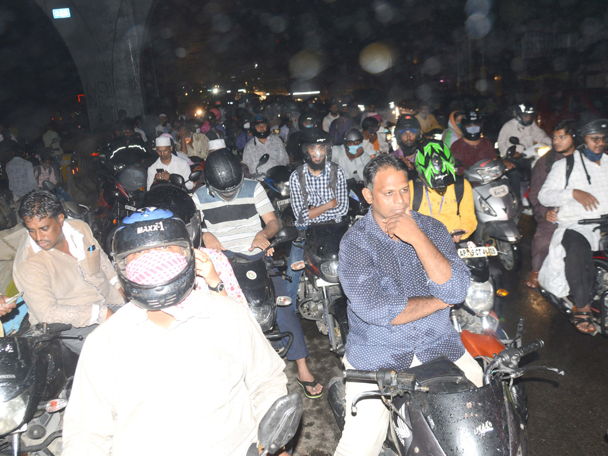 Heavy rains lash parts of Hyderabad Photo Gallery - Sakshi28