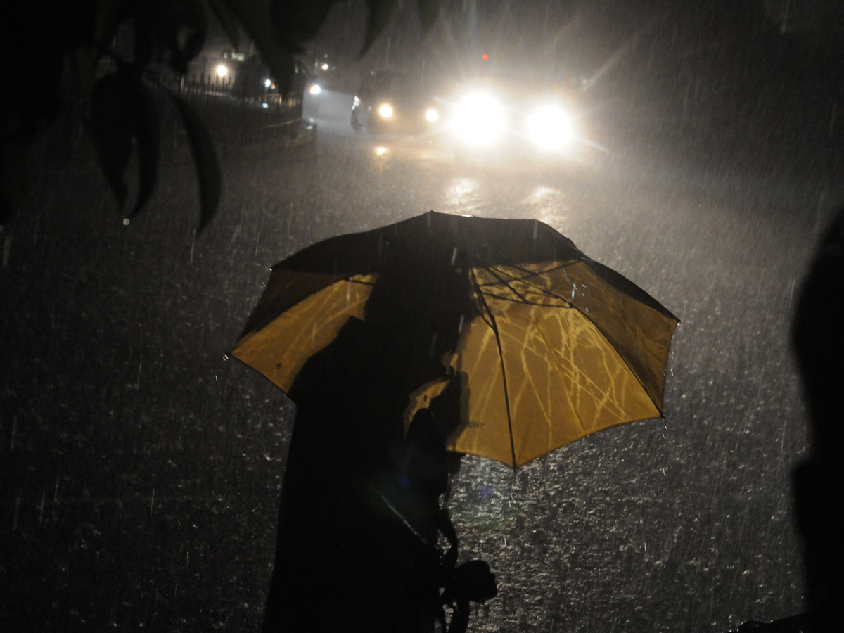 Heavy rains lash parts of Hyderabad Photo Gallery - Sakshi3