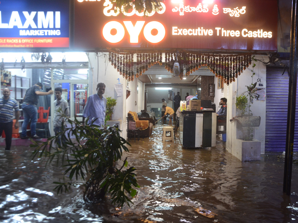 Heavy rains lash parts of Hyderabad Photo Gallery - Sakshi4