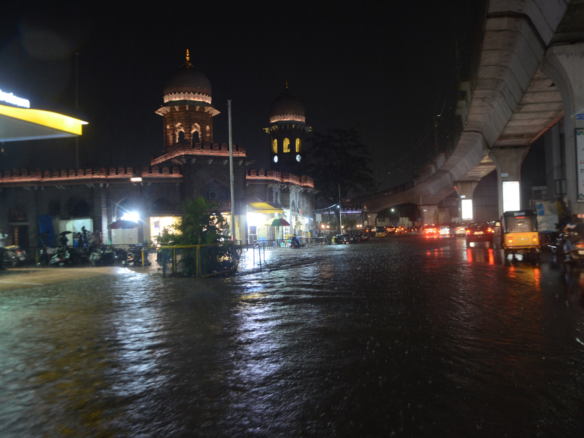 Heavy rains lash parts of Hyderabad Photo Gallery - Sakshi5