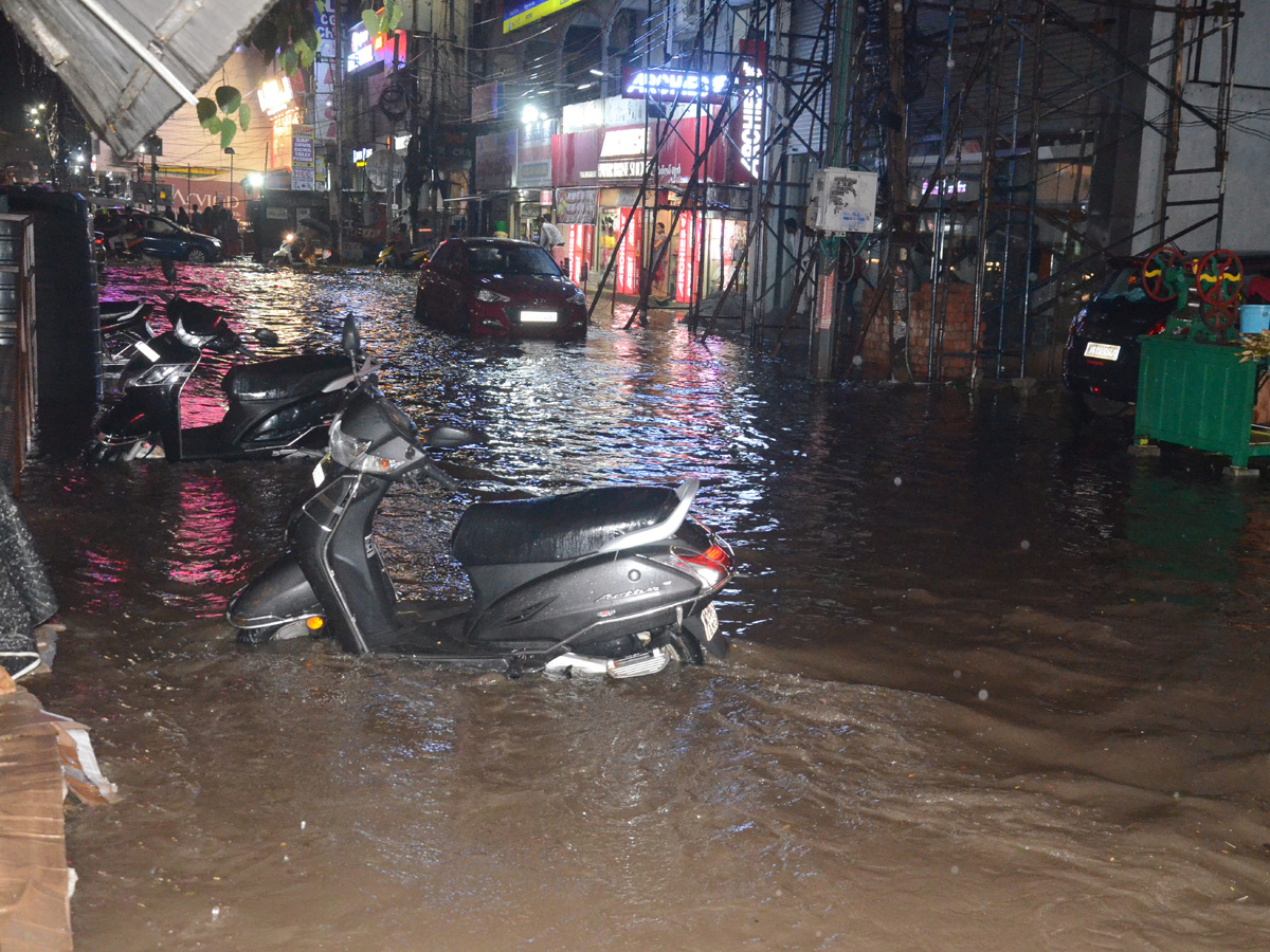 Heavy rains lash parts of Hyderabad Photo Gallery - Sakshi6