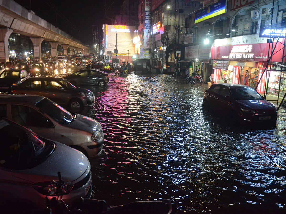 Heavy rains lash parts of Hyderabad Photo Gallery - Sakshi7