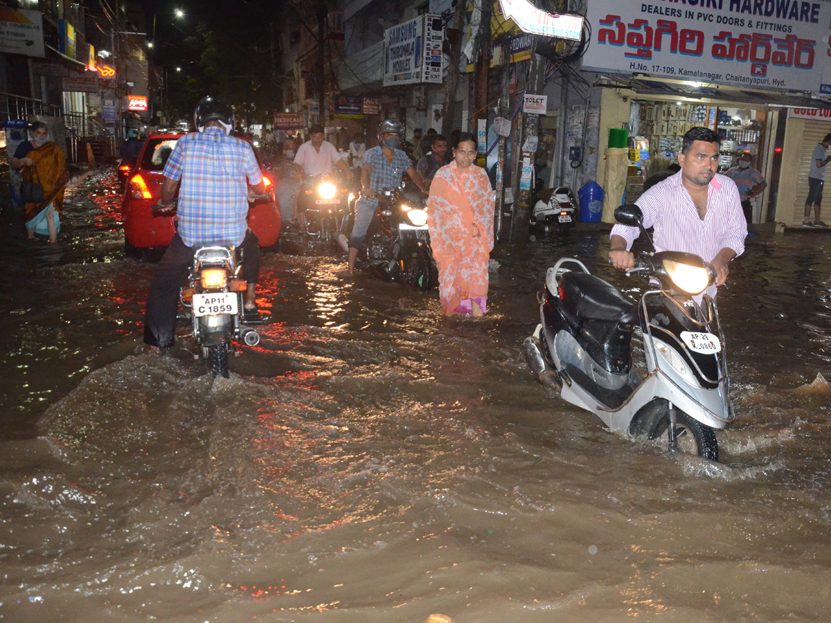 Heavy rains lash parts of Hyderabad Photo Gallery - Sakshi8