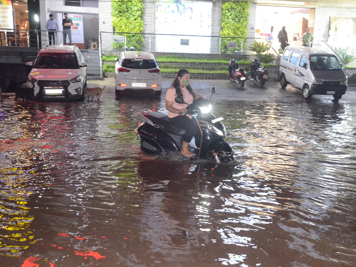 Heavy rains lash parts of Hyderabad Photo Gallery - Sakshi9