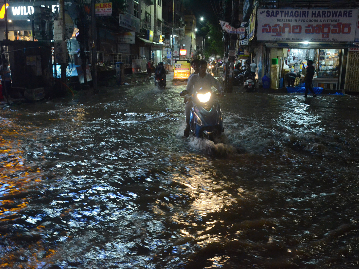 Heavy rains lash parts of Hyderabad Photo Gallery - Sakshi10