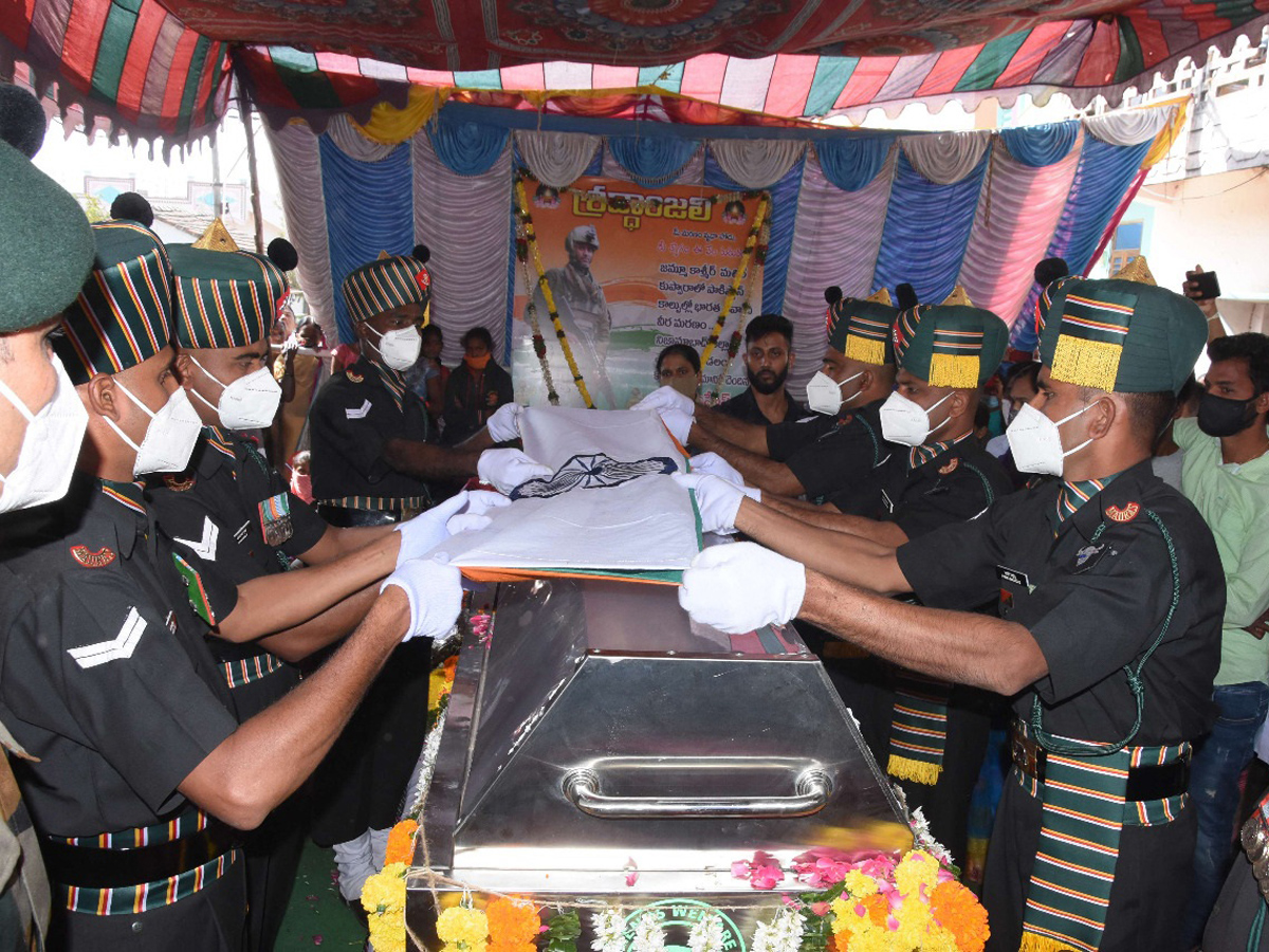 Army Jawan Ryada Mahesh Funeral Photo Gallery - Sakshi3