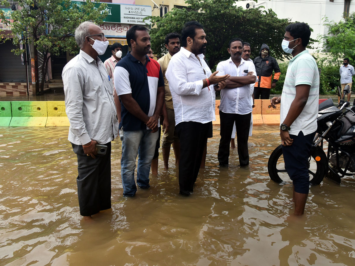 Heavy rain lashes Nellore district Photo Gallery - Sakshi12