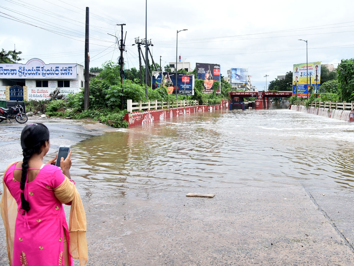 Heavy rain lashes Nellore district Photo Gallery - Sakshi13