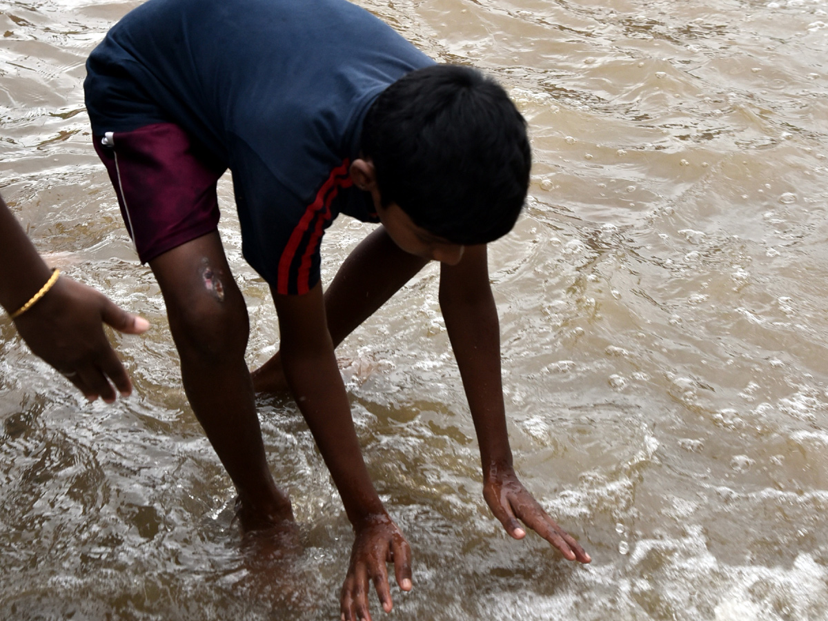 Heavy rain lashes Nellore district Photo Gallery - Sakshi15