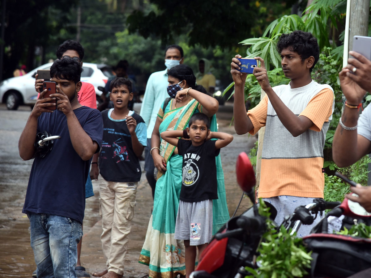 Heavy rain lashes Nellore district Photo Gallery - Sakshi16