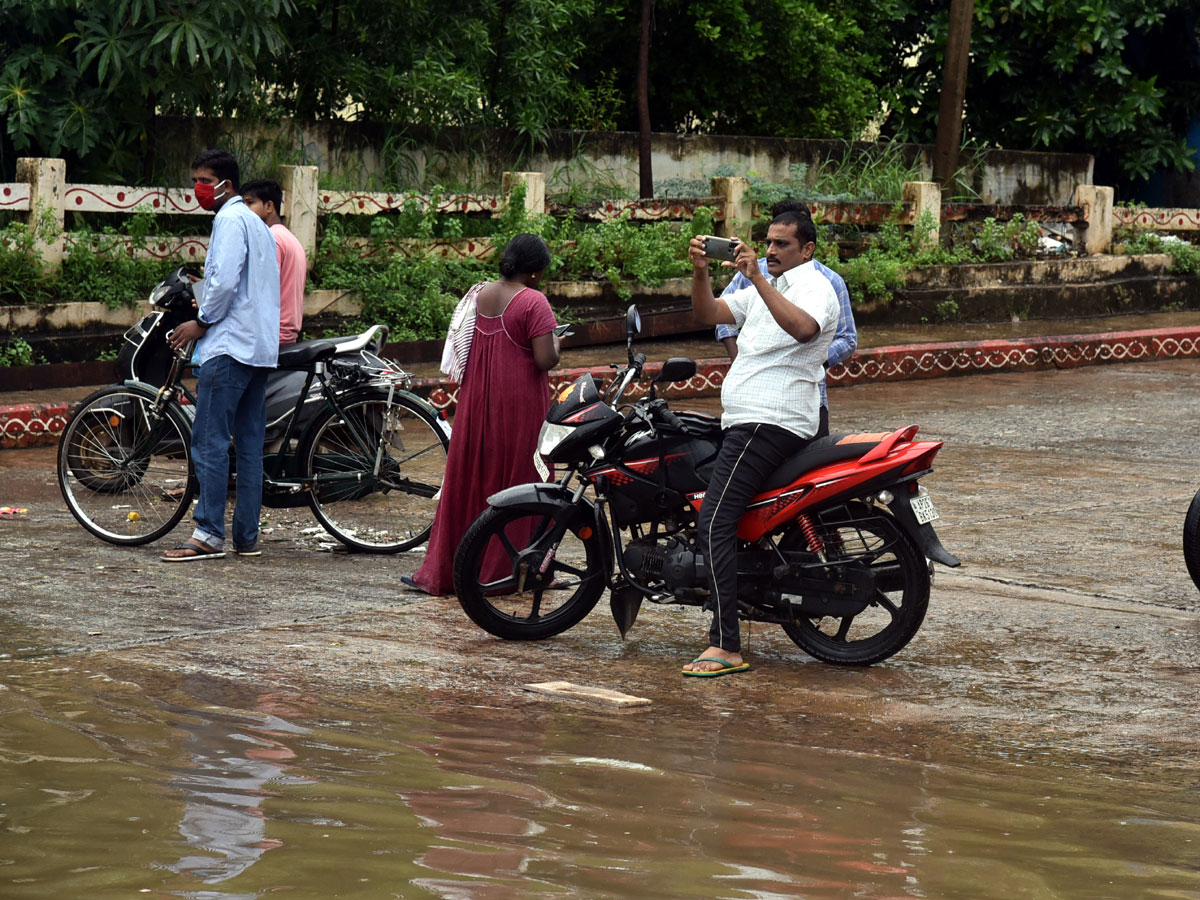 Heavy rain lashes Nellore district Photo Gallery - Sakshi17