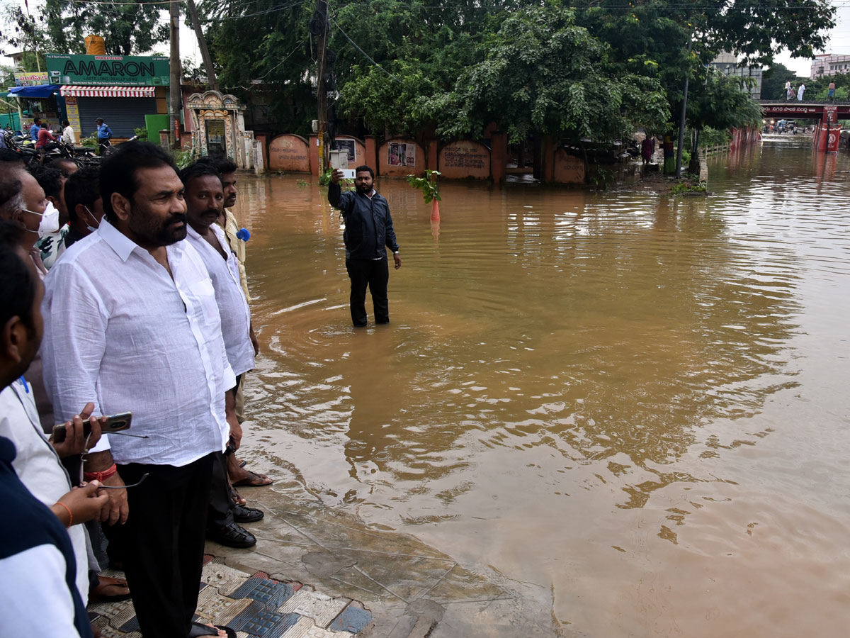 Heavy rain lashes Nellore district Photo Gallery - Sakshi18